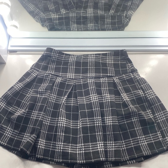 Cute skirt all black with white pattern, Size small - Picture 1 of 3